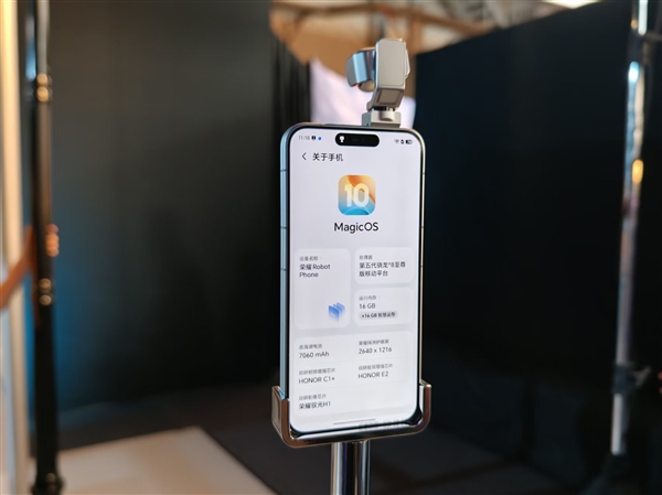 荣耀Robot Phone真机上手：首创钛合金灵巧云台 口袋里的电影机