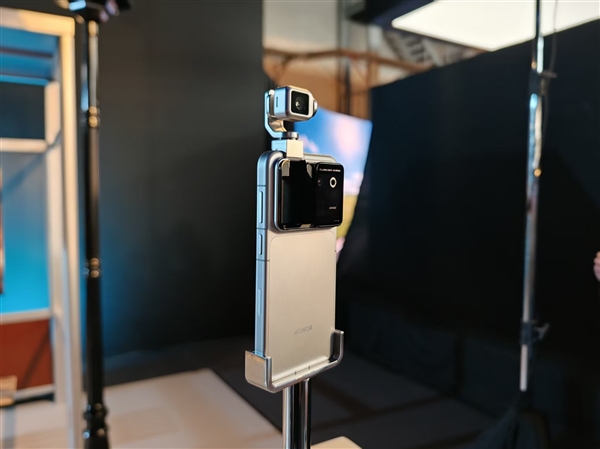 荣耀Robot Phone真机上手：首创钛合金灵巧云台 口袋里的电影机