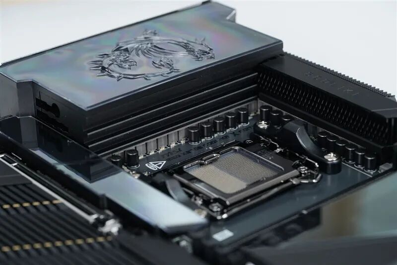 超神十年终极进化！微星MEG X870E GODLIKE X EDITION主板评测：AMD最强音 没有之一