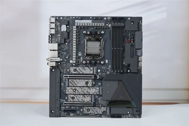 超神十年终极进化！微星MEG X870E GODLIKE X EDITION主板评测：AMD最强音 没有之一