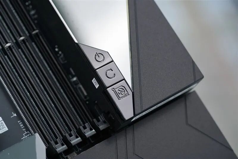 超神十年终极进化！微星MEG X870E GODLIKE X EDITION主板评测：AMD最强音 没有之一