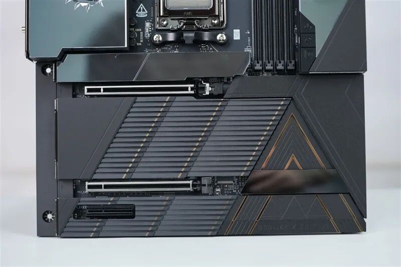 超神十年终极进化！微星MEG X870E GODLIKE X EDITION主板评测：AMD最强音 没有之一