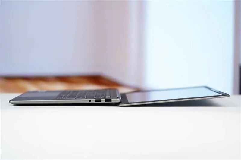 续航超22小时！微星尊爵14 AI+笔记本评测：新平台能效惊人 釉月屏Pro素质极佳
