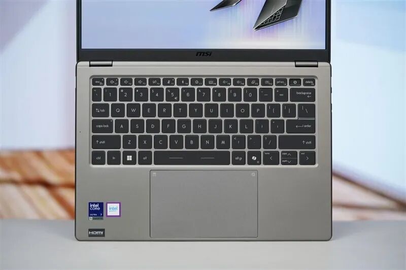 续航超22小时！微星尊爵14 AI+笔记本评测：新平台能效惊人 釉月屏Pro素质极佳