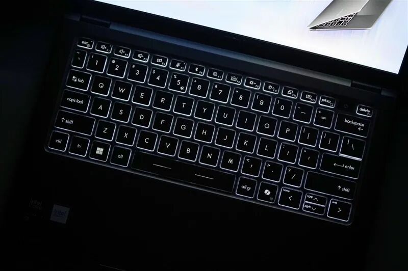 续航超22小时！微星尊爵14 AI+笔记本评测：新平台能效惊人 釉月屏Pro素质极佳