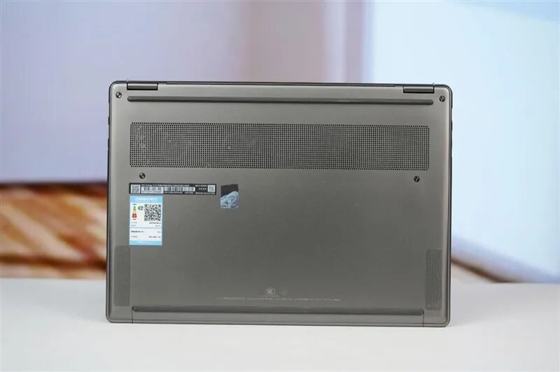 续航超22小时！微星尊爵14 AI+笔记本评测：新平台能效惊人 釉月屏Pro素质极佳