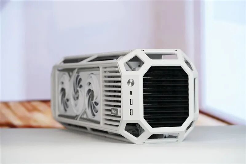 满血塞进RTX 5080与锐龙9 9950X3D!七彩虹iGame LAB Vulcan Armor火神战甲定制主机评测:地表最强ITX主机