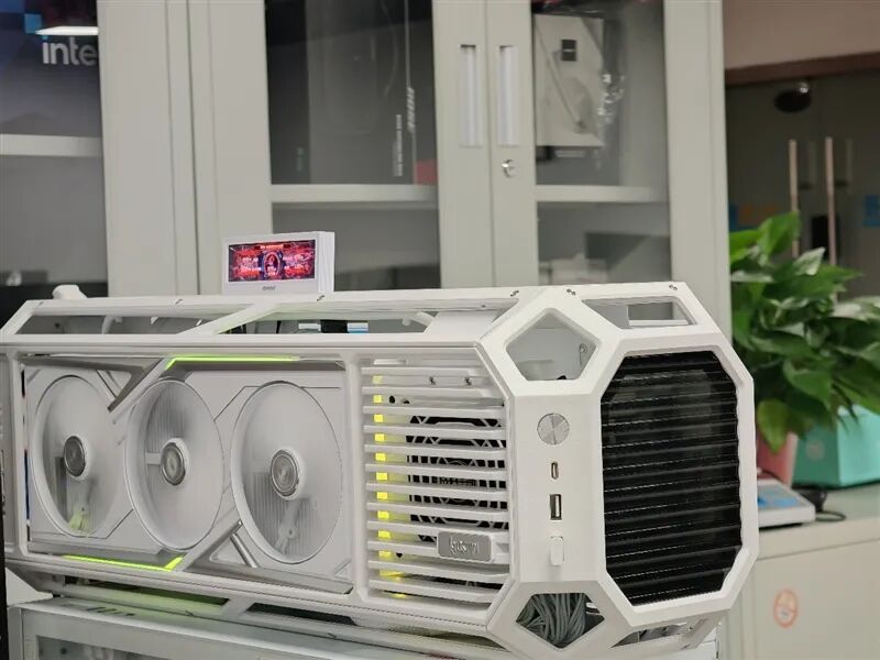 满血塞进RTX 5080与锐龙9 9950X3D!七彩虹iGame LAB Vulcan Armor火神战甲定制主机评测:地表最强ITX主机