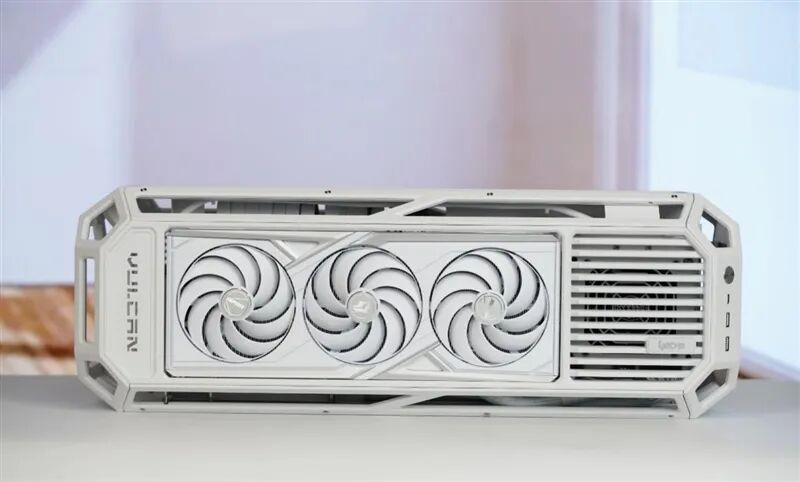 满血塞进RTX 5080与锐龙9 9950X3D!七彩虹iGame LAB Vulcan Armor火神战甲定制主机评测:地表最强ITX主机
