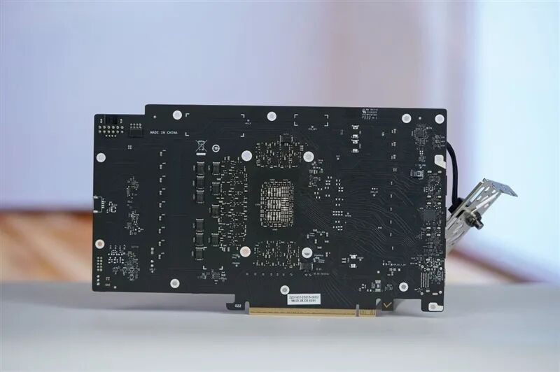 满血塞进RTX 5080与锐龙9 9950X3D!七彩虹iGame LAB Vulcan Armor火神战甲定制主机评测:地表最强ITX主机