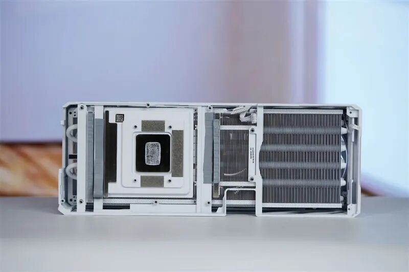 满血塞进RTX 5080与锐龙9 9950X3D!七彩虹iGame LAB Vulcan Armor火神战甲定制主机评测:地表最强ITX主机