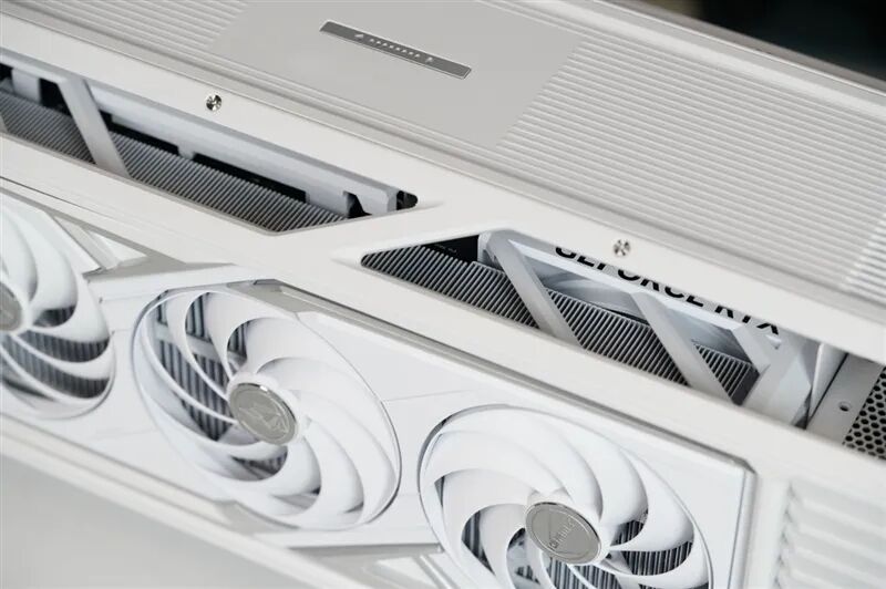 满血塞进RTX 5080与锐龙9 9950X3D!七彩虹iGame LAB Vulcan Armor火神战甲定制主机评测:地表最强ITX主机