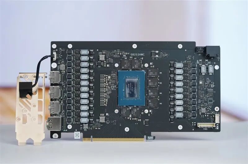 满血塞进RTX 5080与锐龙9 9950X3D!七彩虹iGame LAB Vulcan Armor火神战甲定制主机评测:地表最强ITX主机