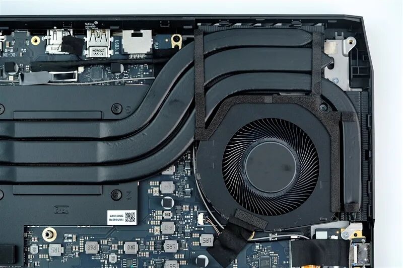 96GB显存运行230B大模型!七彩虹灵创K16笔记本评测:160W性能释放 AMD锐龙AI Max+ 395加持全能移动AI工作站