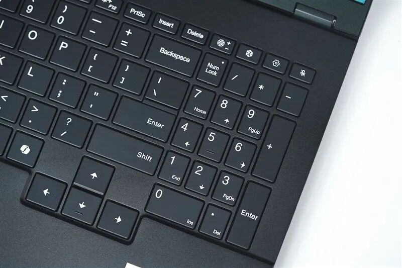 96GB显存运行230B大模型!七彩虹灵创K16笔记本评测:160W性能释放 AMD锐龙AI Max+ 395加持全能移动AI工作站
