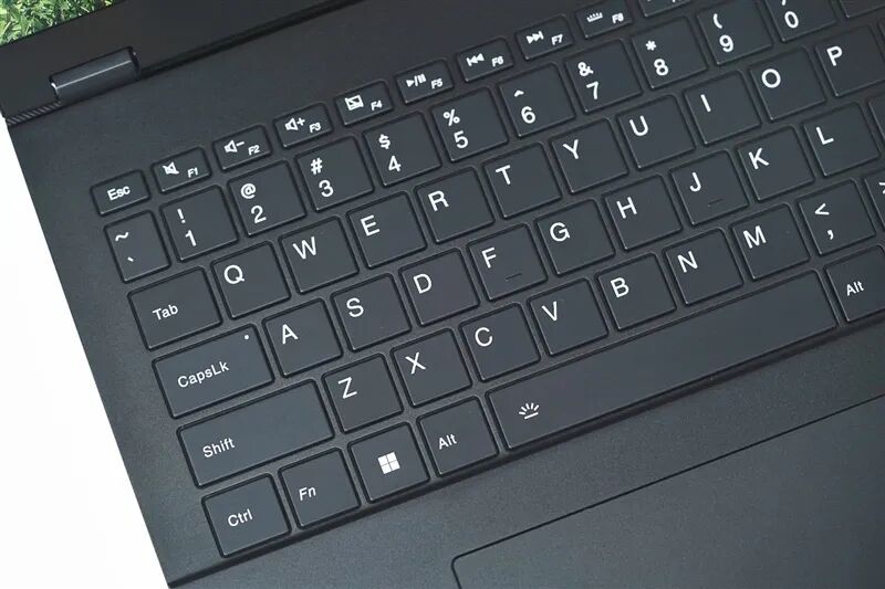 96GB显存运行230B大模型!七彩虹灵创K16笔记本评测:160W性能释放 AMD锐龙AI Max+ 395加持全能移动AI工作站