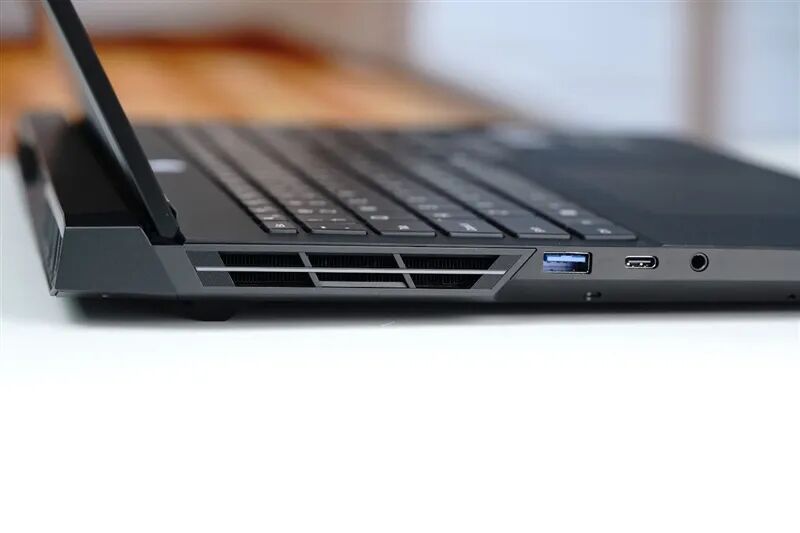96GB显存运行230B大模型!七彩虹灵创K16笔记本评测:160W性能释放 AMD锐龙AI Max+ 395加持全能移动AI工作站