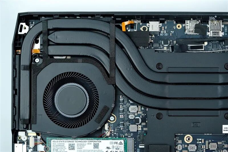 96GB显存运行230B大模型!七彩虹灵创K16笔记本评测:160W性能释放 AMD锐龙AI Max+ 395加持全能移动AI工作站