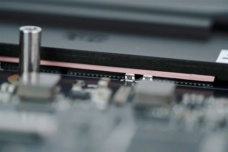 96GB显存运行230B大模型!七彩虹灵创K16笔记本评测:160W性能释放 AMD锐龙AI Max+ 395加持全能移动AI工作站