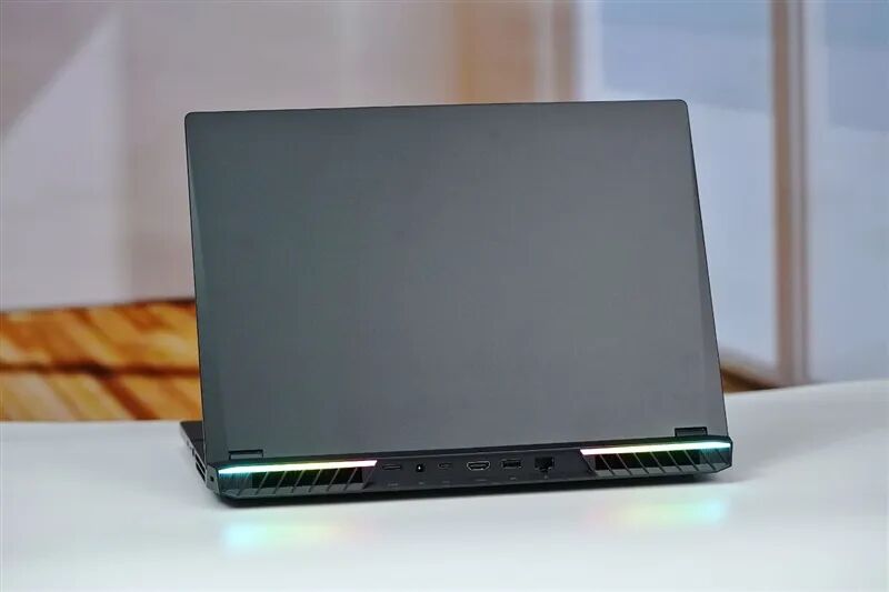 96GB显存运行230B大模型!七彩虹灵创K16笔记本评测:160W性能释放 AMD锐龙AI Max+ 395加持全能移动AI工作站