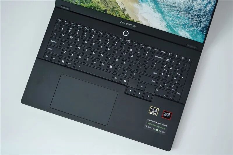 96GB显存运行230B大模型!七彩虹灵创K16笔记本评测:160W性能释放 AMD锐龙AI Max+ 395加持全能移动AI工作站