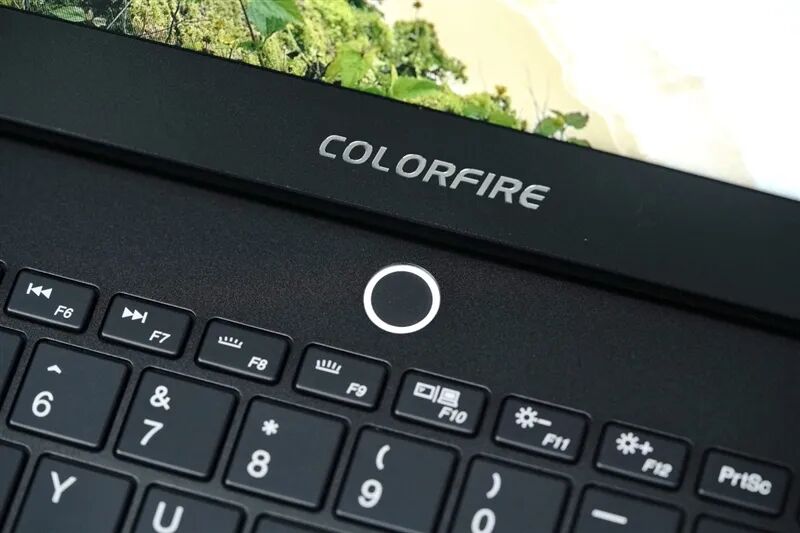 96GB显存运行230B大模型!七彩虹灵创K16笔记本评测:160W性能释放 AMD锐龙AI Max+ 395加持全能移动AI工作站