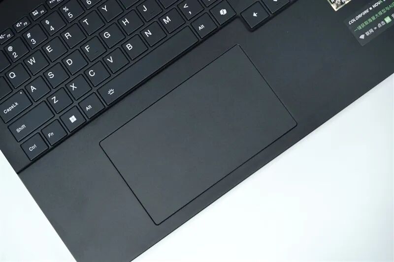 96GB显存运行230B大模型!七彩虹灵创K16笔记本评测:160W性能释放 AMD锐龙AI Max+ 395加持全能移动AI工作站