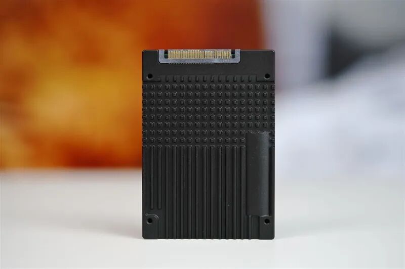专为AI而生的企业级QLC SSD！长江存储PE501 61.44TB评测：超过1PB的写入测试