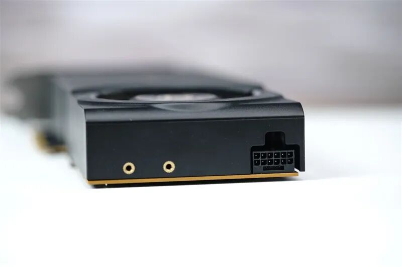 32GB显存才是第一生产力！英特尔锐炫 Pro B70评测：中小企业AI降本神器