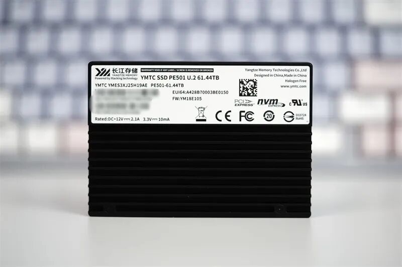专为AI而生的企业级QLC SSD！长江存储PE501 61.44TB评测：超过1PB的写入测试