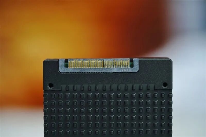 专为AI而生的企业级QLC SSD！长江存储PE501 61.44TB评测：超过1PB的写入测试