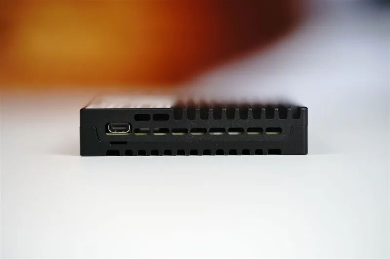 专为AI而生的企业级QLC SSD！长江存储PE501 61.44TB评测：超过1PB的写入测试