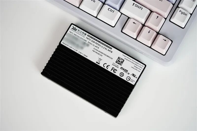 专为AI而生的企业级QLC SSD！长江存储PE501 61.44TB评测：超过1PB的写入测试