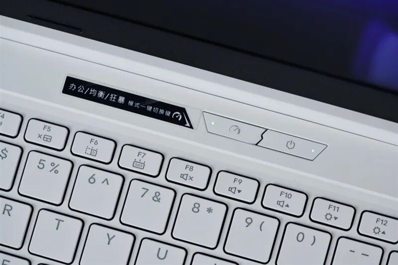 撞色高颜值设计 机械革命蛟龙16Pro潮玩版笔记本评测：高刷好屏配满血性能 长江存储PC42Q表现亮眼