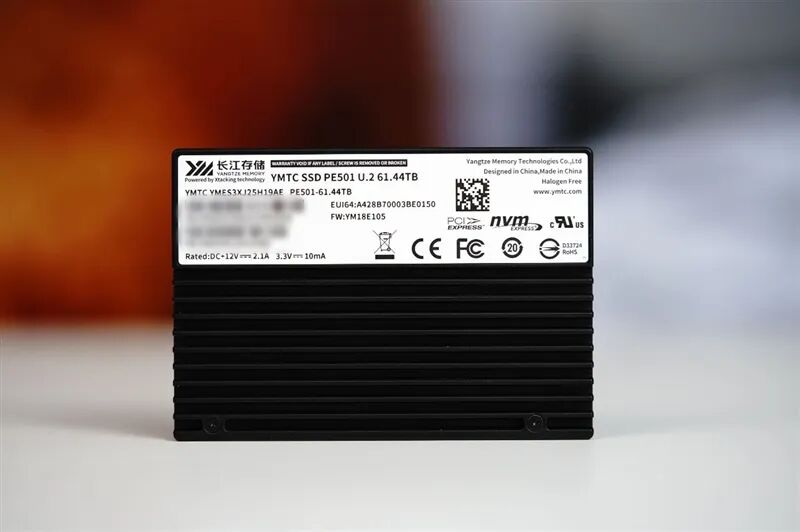 专为AI而生的企业级QLC SSD！长江存储PE501 61.44TB评测：超过1PB的写入测试