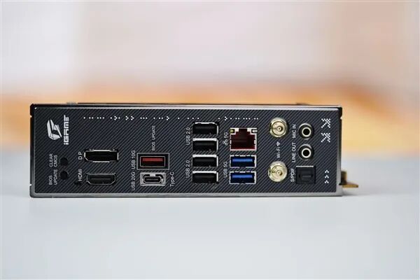 小体积不将就！七彩虹iGame B850I MINI OC V14主板评测：同级唯一异步超频 一键释放X3D满血性能