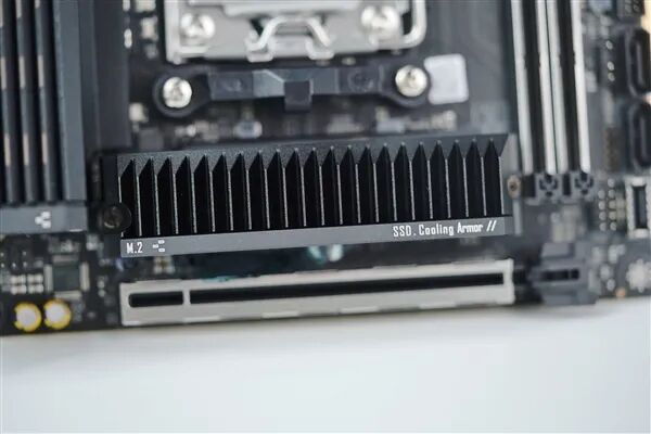 小体积不将就！七彩虹iGame B850I MINI OC V14主板评测：同级唯一异步超频 一键释放X3D满血性能