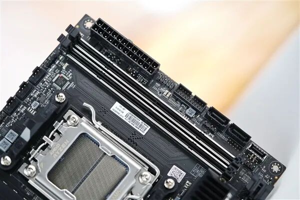 小体积不将就！七彩虹iGame B850I MINI OC V14主板评测：同级唯一异步超频 一键释放X3D满血性能