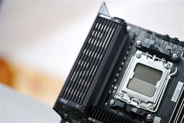 小体积不将就！七彩虹iGame B850I MINI OC V14主板评测：同级唯一异步超频 一键释放X3D满血性能