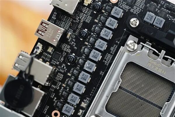 小体积不将就！七彩虹iGame B850I MINI OC V14主板评测：同级唯一异步超频 一键释放X3D满血性能