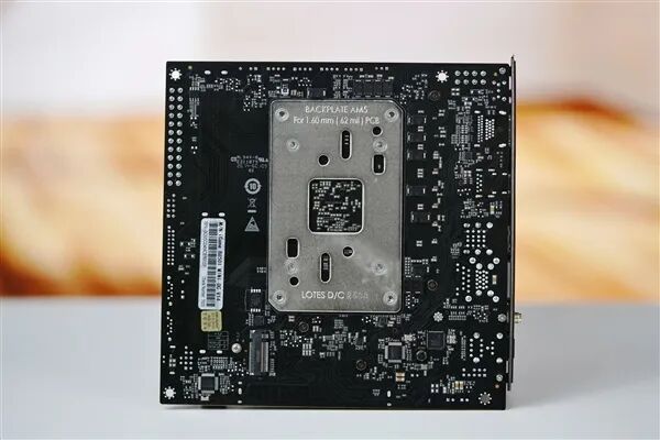 小体积不将就！七彩虹iGame B850I MINI OC V14主板评测：同级唯一异步超频 一键释放X3D满血性能