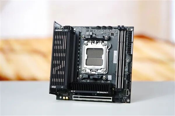 小体积不将就！七彩虹iGame B850I MINI OC V14主板评测：同级唯一异步超频 一键释放X3D满血性能