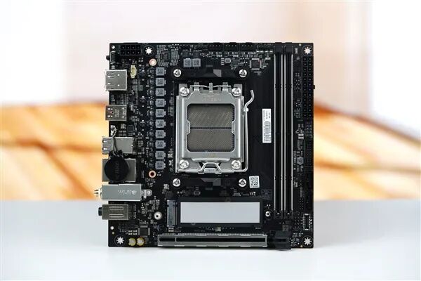 小体积不将就！七彩虹iGame B850I MINI OC V14主板评测：同级唯一异步超频 一键释放X3D满血性能