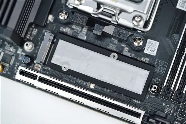 小体积不将就！七彩虹iGame B850I MINI OC V14主板评测：同级唯一异步超频 一键释放X3D满血性能