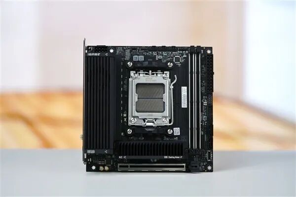 小体积不将就！七彩虹iGame B850I MINI OC V14主板评测：同级唯一异步超频 一键释放X3D满血性能