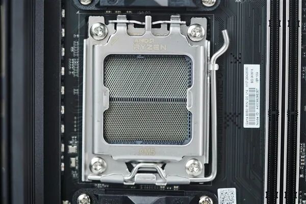 小体积不将就！七彩虹iGame B850I MINI OC V14主板评测：同级唯一异步超频 一键释放X3D满血性能