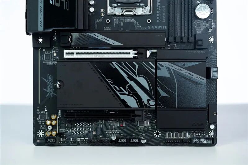 锐龙9 9950X3D也没问题!技嘉B850 AORUS ELITE X3D主板评测:一键解锁X3D全部性能CPU能效更高游戏更流畅