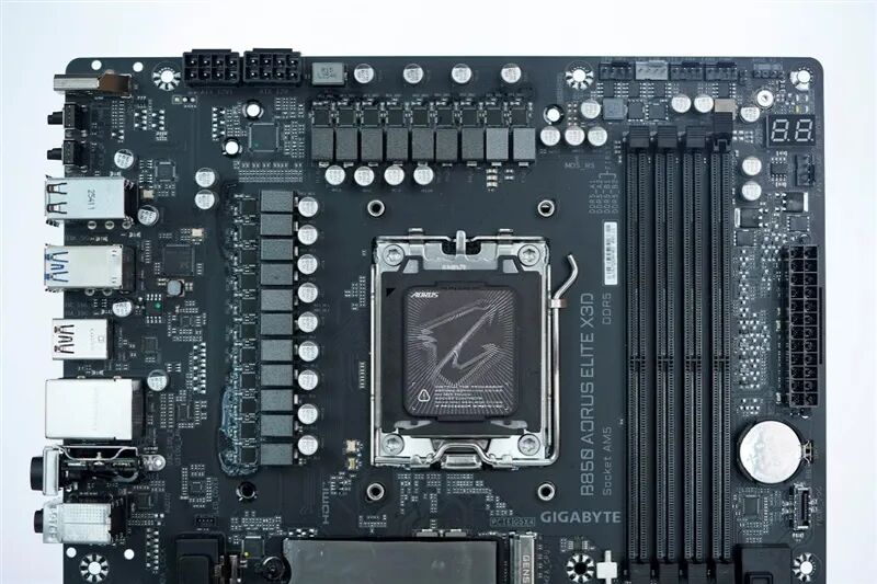 锐龙9 9950X3D也没问题!技嘉B850 AORUS ELITE X3D主板评测:一键解锁X3D全部性能CPU能效更高游戏更流畅