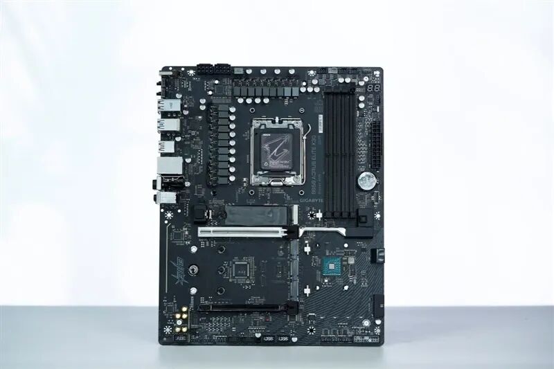 锐龙9 9950X3D也没问题!技嘉B850 AORUS ELITE X3D主板评测:一键解锁X3D全部性能CPU能效更高游戏更流畅