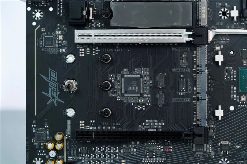 锐龙9 9950X3D也没问题!技嘉B850 AORUS ELITE X3D主板评测:一键解锁X3D全部性能CPU能效更高游戏更流畅